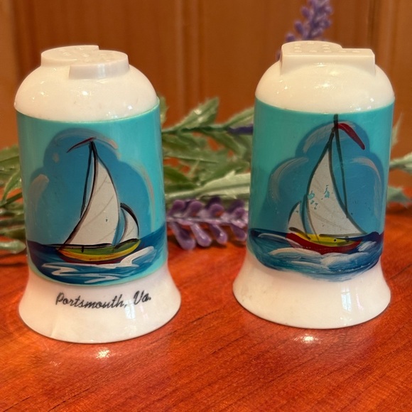 “Portsmouth, Va." Salt & Pepper shakers - Picture 1 of 7